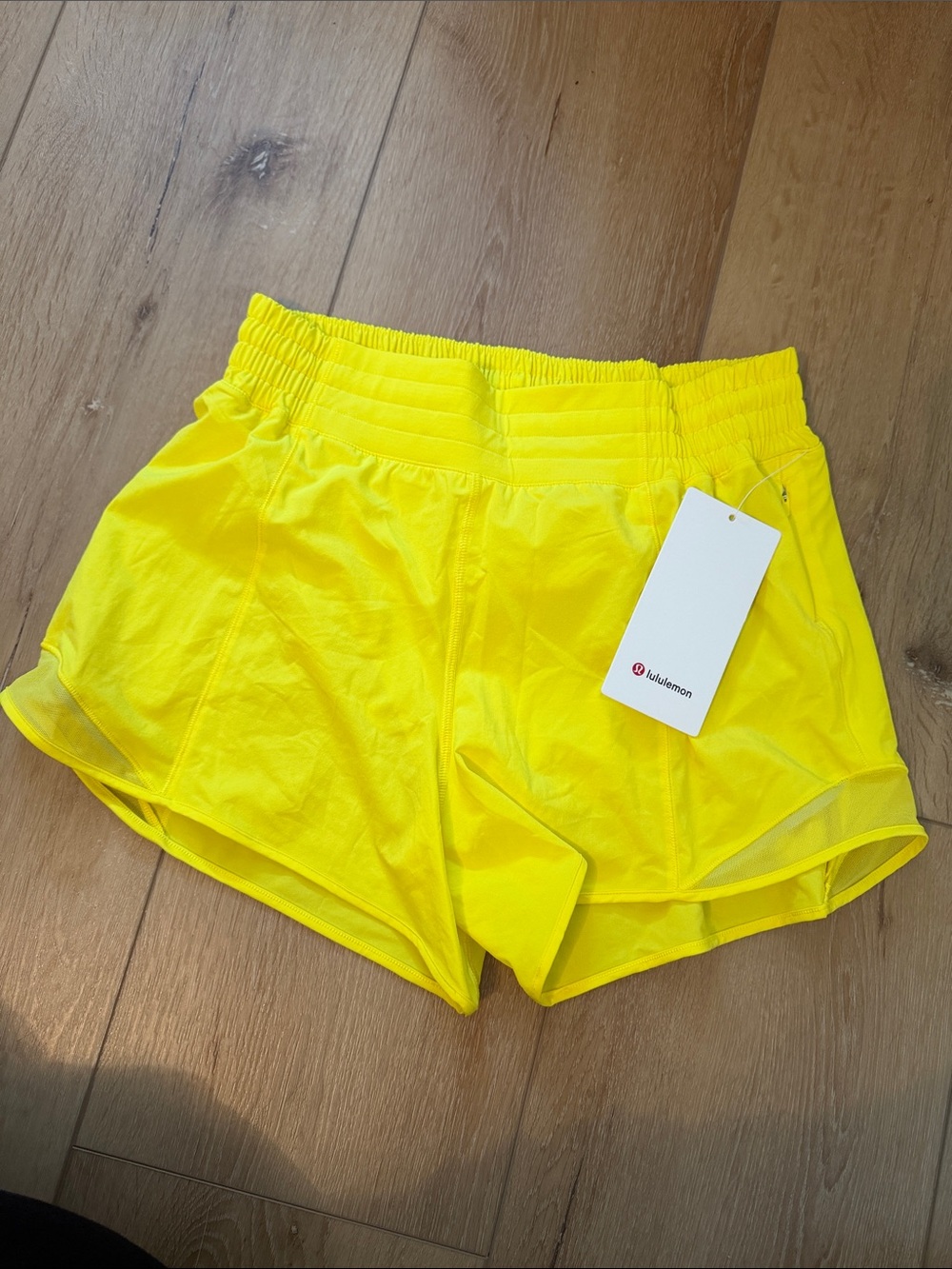 Lululemon hotty hot hr shorts 4" sz 8 sonic yellow